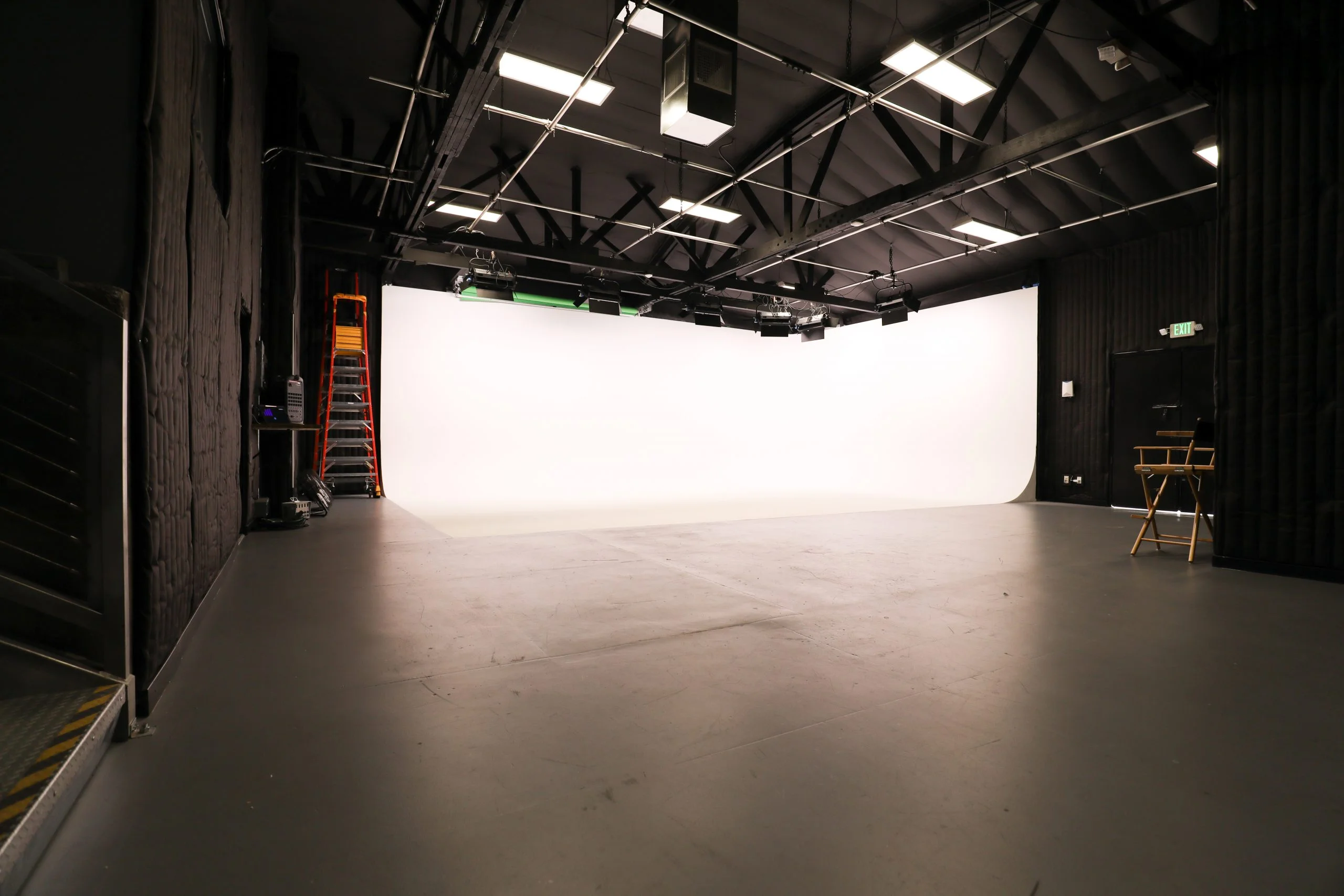 Rent Stage Green Screen / White Cyc Soundstage